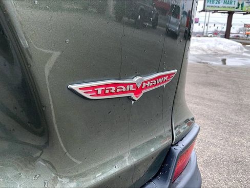 Used 2019 Jeep Cherokee Trailhawk image 9