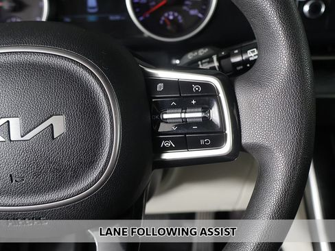 Used 2022 Kia Carnival LX FWD image 3