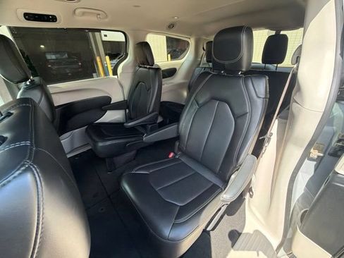 Used 2024 Chrysler Pacifica Touring-L FWD image 13