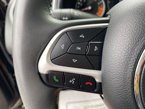 Used 2018 Jeep Renegade Latitude AWD/4WD image 16