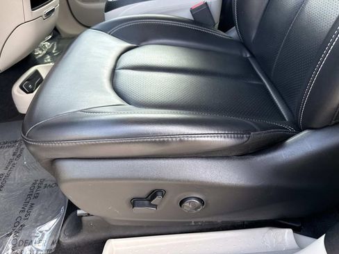 Used 2023 Chrysler Pacifica Touring-L image 21
