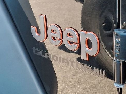 Used 2024 Jeep Gladiator Mojave w/ Technology Group AWD/4WD image 10