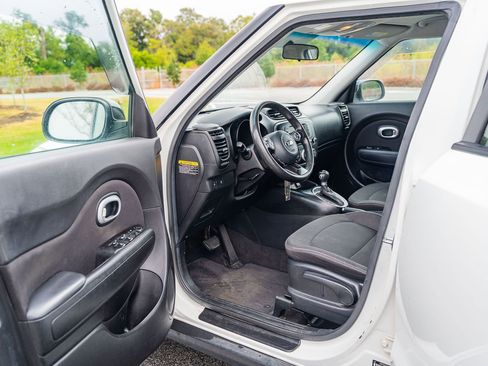 Used 2018 Kia Soul image 16