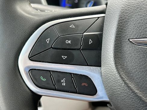 Used 2023 Chrysler Pacifica Touring-L FWD image 25