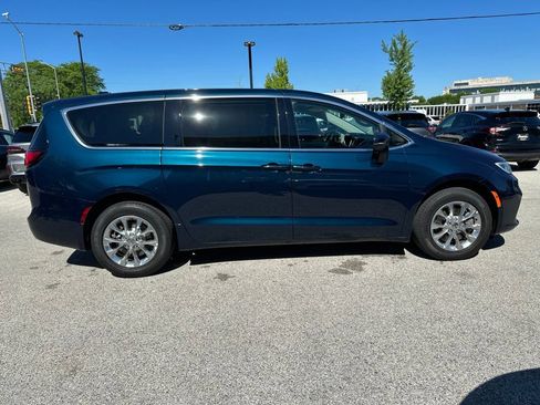 Used 2023 Chrysler Pacifica Touring-L AWD/4WD image 6
