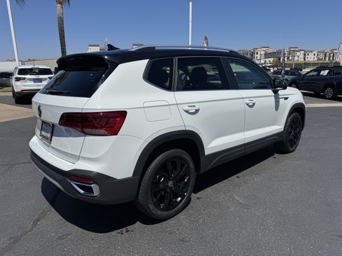 Used 2024 Volkswagen Taos SE w/ Panoramic Sunroof Package FWD image 8
