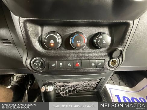 Used 2017 Jeep Wrangler Unlimited Rubicon AWD/4WD image 35