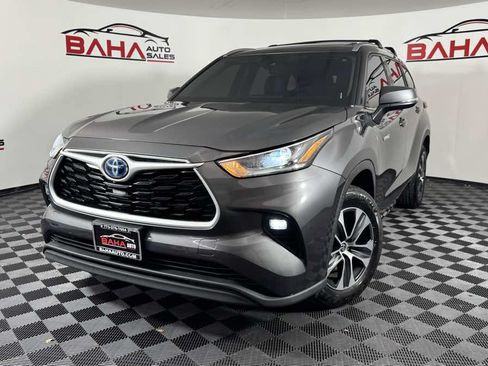 Used 2021 Toyota Highlander XLE FWD image 2