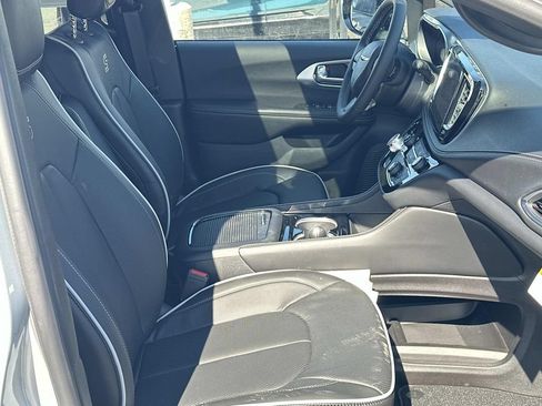 New 2026 Chrysler Pacifica Limited w/ S Appearance Package FWD image 20