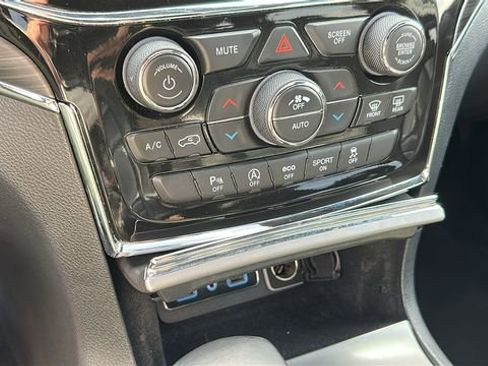 Used 2022 Jeep Grand Cherokee Limited AWD/4WD image 17