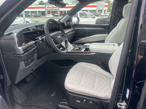 Used 2026 Cadillac Escalade Platinum Sport w/ LPO, ONYX Package AWD/4WD image 43