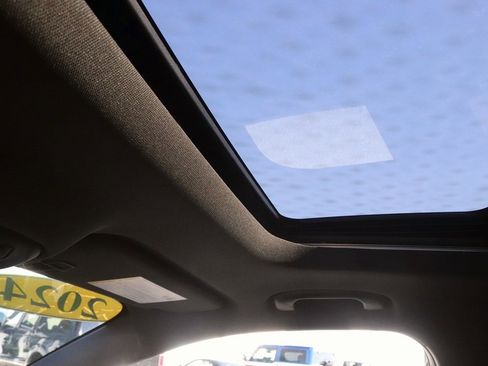 Used 2024 Chevrolet Trax RS w/ Sunroof Package image 27