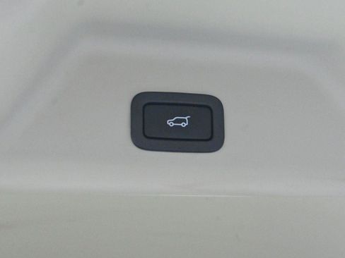 Used 2016 Land Rover Range Rover Long Wheelbase Autobiography image 11