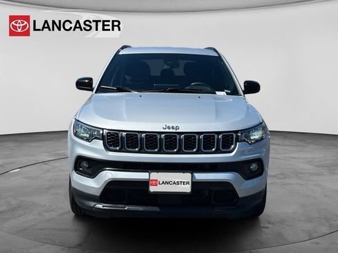 Used 2024 Jeep Compass Latitude AWD/4WD image 2