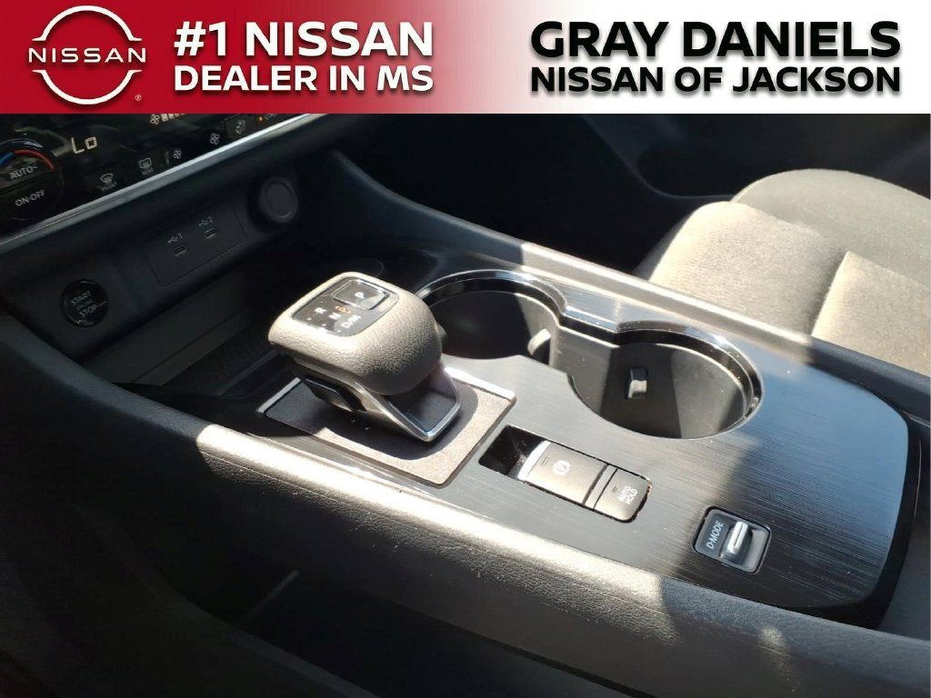 Used 2025 Nissan Rogue SV FWD image 19