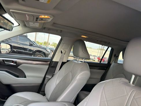Used 2024 Toyota Highlander Platinum FWD image 6