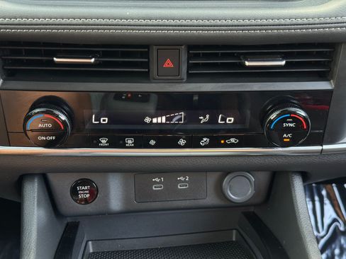 Used 2025 Nissan Rogue SV AWD/4WD image 23