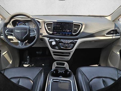 Used 2023 Chrysler Pacifica Touring-L FWD image 16