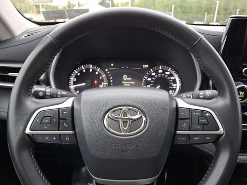 Used 2024 Toyota Highlander XLE image 18