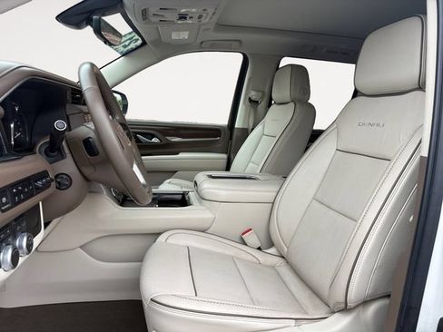 Used 2021 GMC Yukon Denali w/ Denali Premium Package AWD/4WD image 9