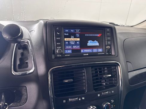 Used 2018 Dodge Grand Caravan SE w/ UConnect Hands-Free Group image 17