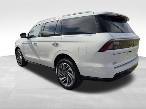 Used 2025 Lincoln Navigator Reserve image 5
