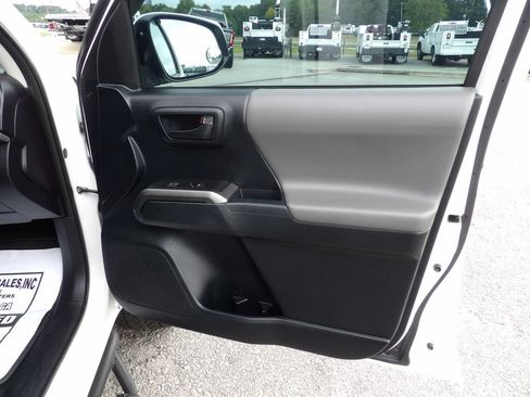 Used 2016 Toyota Tacoma SR5 w/ SR5 Appearance Package (SN) AWD/4WD image 33
