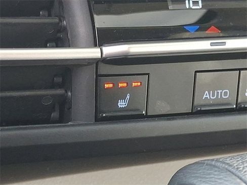 Used 2024 Toyota Sienna XLE image 28