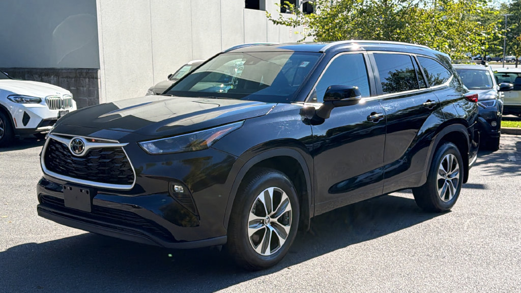 Used 2025 Toyota Highlander XLE AWD/4WD image 2