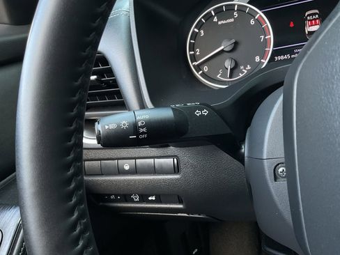 Used 2025 Nissan Rogue SV FWD image 31