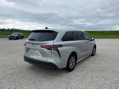 Used 2022 Toyota Sienna LE AWD/4WD image 3