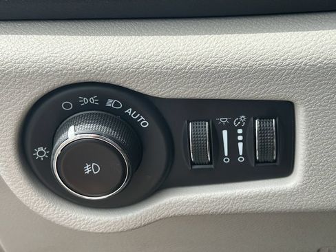 Used 2023 Chrysler Pacifica Touring-L FWD image 23