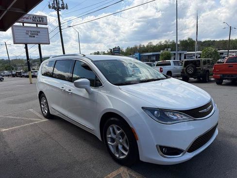 Used 2018 Chrysler Pacifica Touring-L w/ Tire & Wheel Group image 3