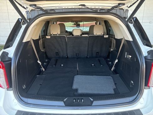 Used 2023 Ford Explorer XLT RWD image 14