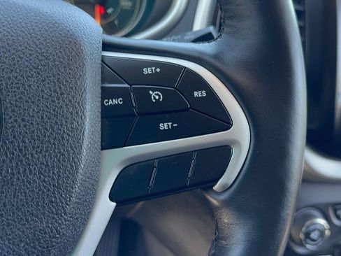 Used 2018 Jeep Cherokee Latitude Plus w/ Cold Weather Group AWD/4WD image 18