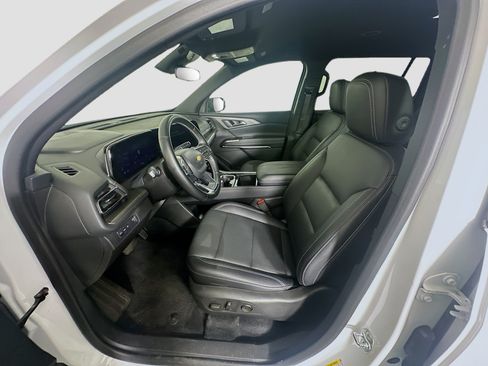 Used 2025 Chevrolet Traverse LT FWD image 13