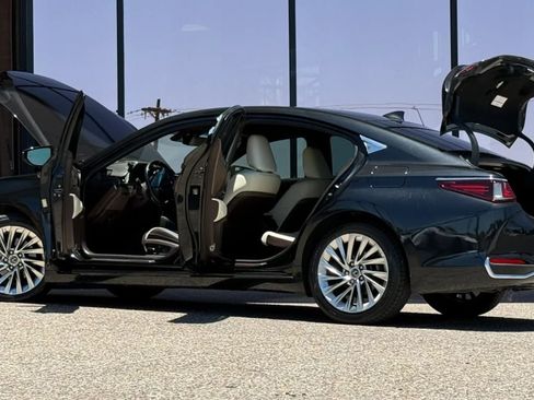 Used 2021 Lexus ES 300h Ultra Luxury w/ Accessory Package 2 FWD image 29
