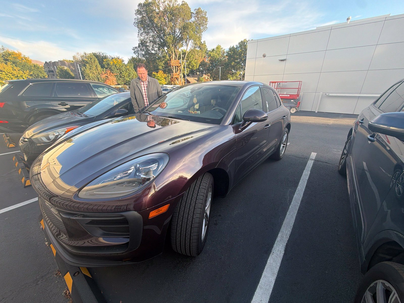 Used 2023 Porsche Macan AWD/4WD image 2