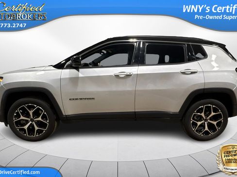 Used 2025 Jeep Compass Limited image 9