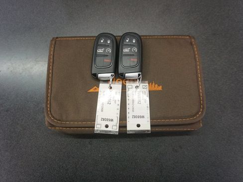 Used 2019 Jeep Cherokee Limited w/ Technology Group FWD image 18