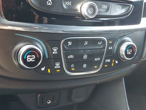 Used 2023 Chevrolet Traverse LT w/ Rear Camera Mirror Package image 33