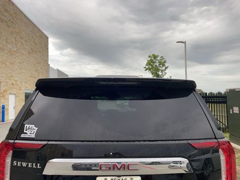 Used 2022 GMC Yukon SLT w/ SLT Premium Package image 6