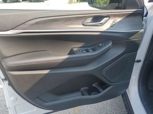 New 2025 Jeep Grand Cherokee Limited w/ Black Appearance Package AWD/4WD image 10