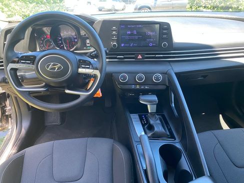 Used 2023 Hyundai Elantra SE w/ Preferred Accessory Package FWD image 12