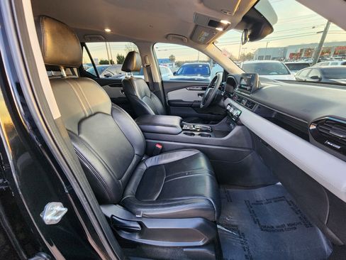 Used 2023 Honda Pilot LX image 12