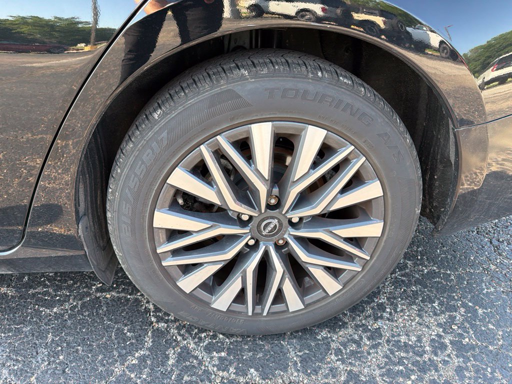 Used 2025 Nissan Altima 2.5 SV FWD image 12