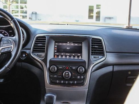 Used 2019 Jeep Grand Cherokee Laredo image 18