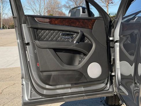 Used 2018 Bentley Bentayga image 13