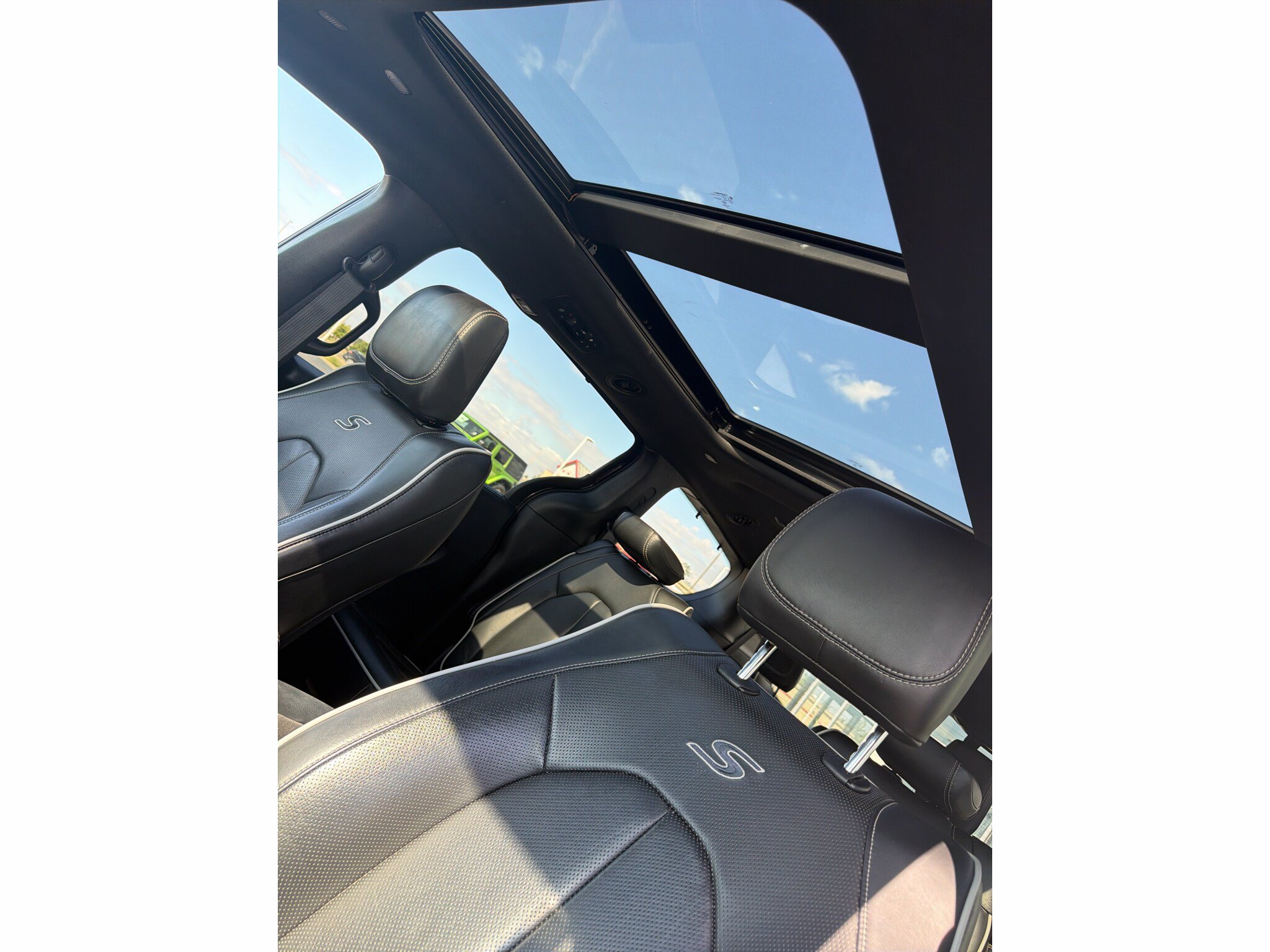 Used 2025 Chrysler Pacifica Limited FWD image 19