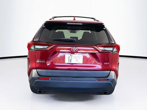Used 2021 Toyota RAV4 XLE w/ Convenience Package FWD image 8